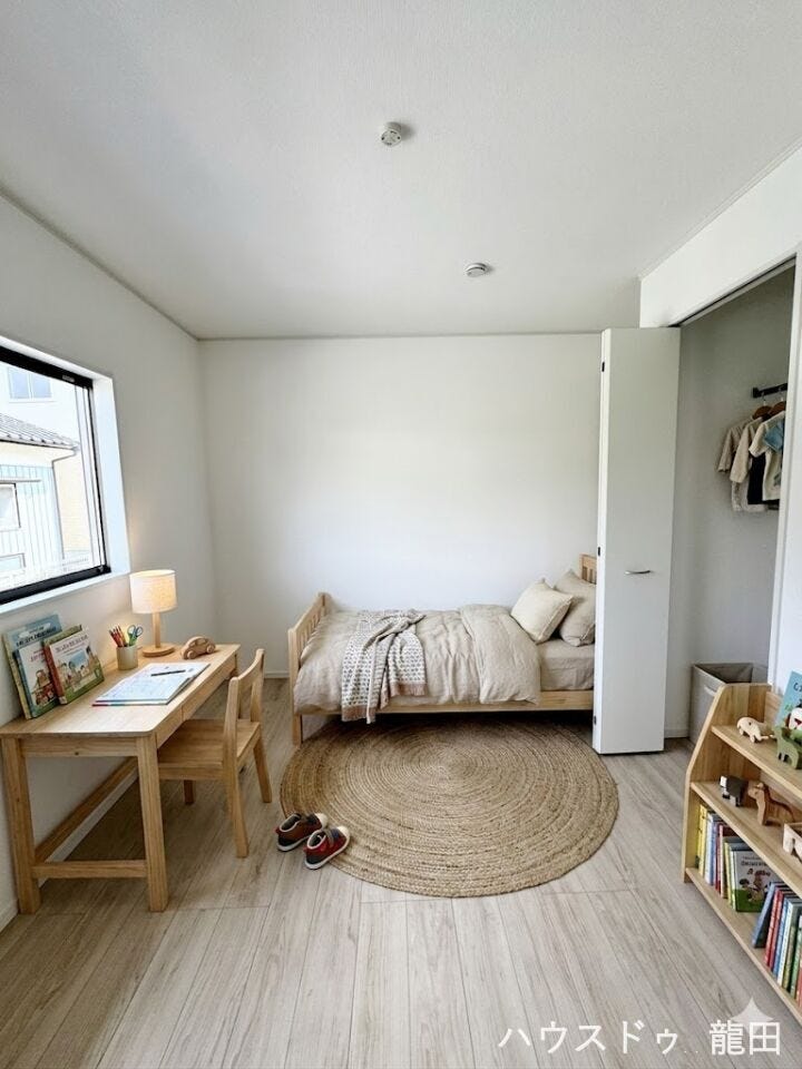 ■□■洋室■□■
心地よい光が差し込むナチュラルな洋室。おもちゃや学用品が増えても、お部屋をのびのび広く使えます。
※家具を入れたイメージ写真です