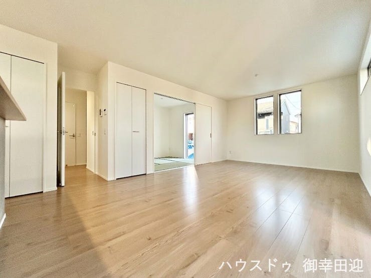 ■安らぎと笑顔の中心地■陽光が優しく降り注ぎ、会話が自然と弾む。ここでは、毎日が特別な時間へと変わります。
