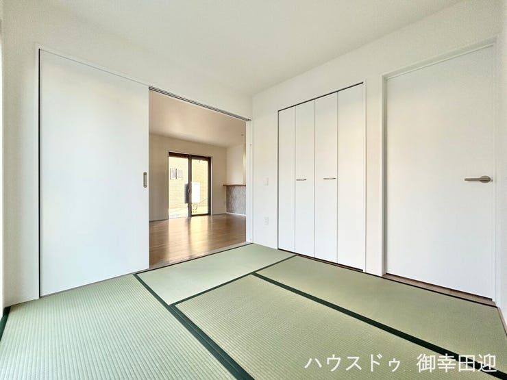 ■1階4.5帖和室■ゲストをもてなし、昼寝や家事にも使える、畳のぬくもりが心地よい多目的万能スペース。