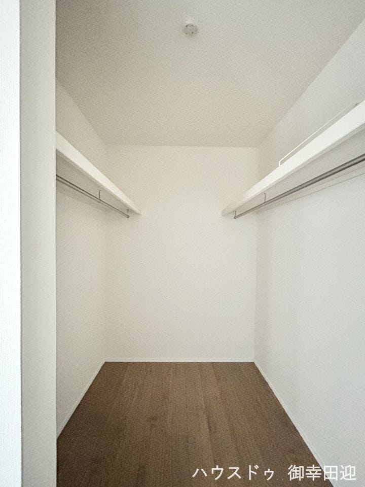 ■2階7帖洋室WIC■衣類から小物まで一ヶ所に集約。整理整頓がしやすく、毎日のコーディネートが楽しくなるゆとりの収納です。