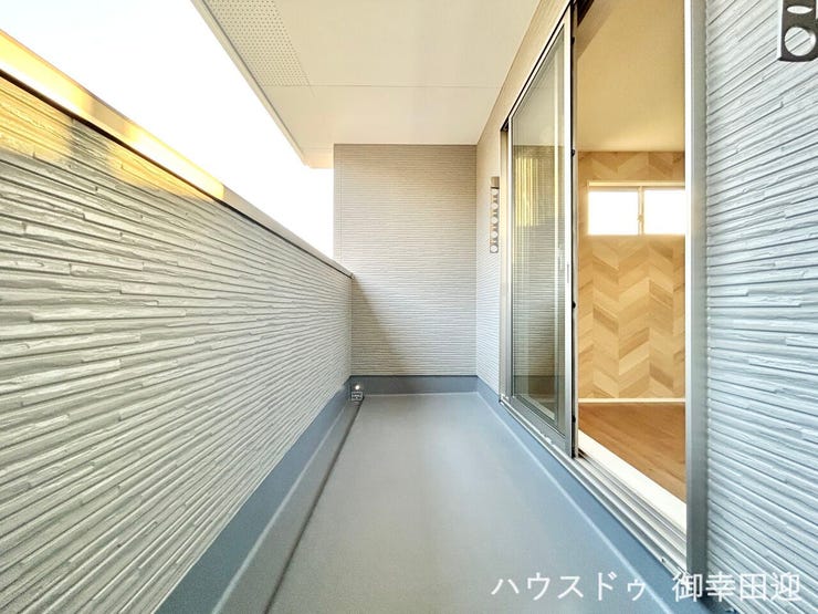 ■空の下の開放的な特等席■日光浴や読書、外の空気を感じながらリフレッシュ。暮らしを豊かにする、もう一つの心地よい空間です。