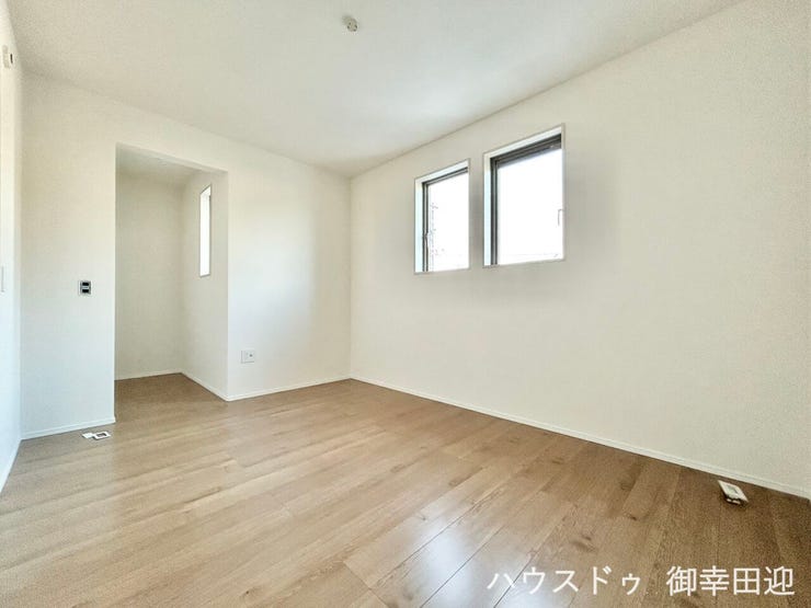 ■2階6帖洋室■寝室、書斎、趣味の部屋。家族の成長やライフスタイルに合わせ、様々な使い方ができる快適な空間です。
