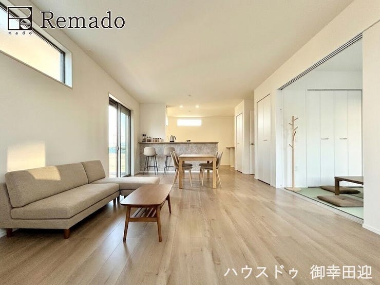 【リビング】
■家族の笑顔が集う中心地■お気に入りの家具を迎え、窓からは心地の良い光が差し込みます。※CGで家具を配置しています。