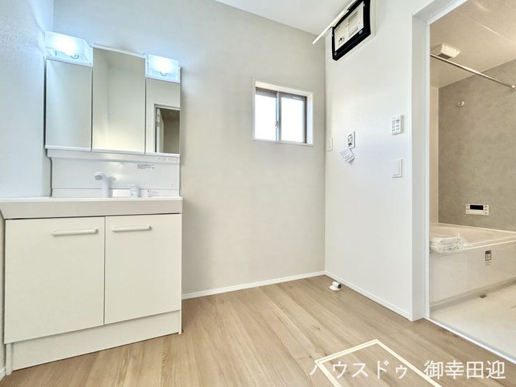 ■清々しいリフレッシュ空間■自分を磨き、気持ちを切り替える。心地よい光が差し込むプライベートスペース。