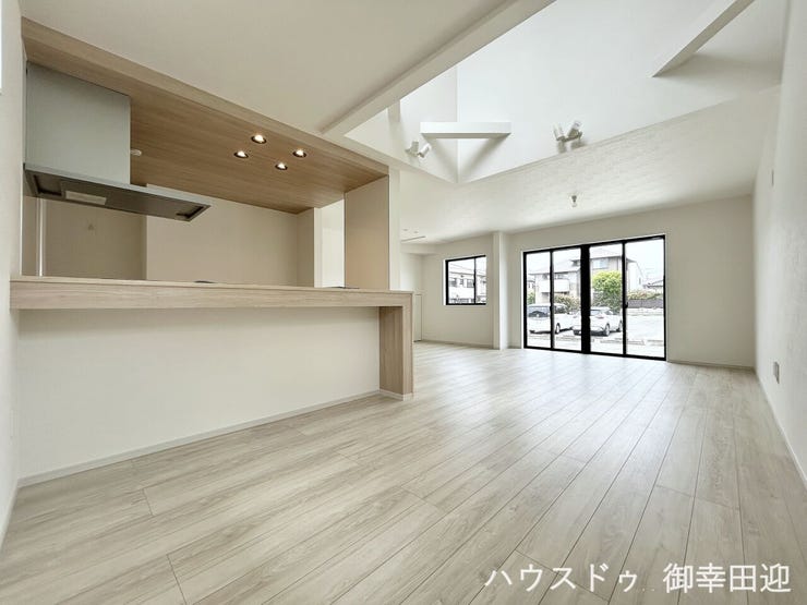 ■安らぎと笑顔の中心地■陽光が優しく降り注ぎ、会話が自然と弾む。ここでは、毎日が特別な時間へと変わります。