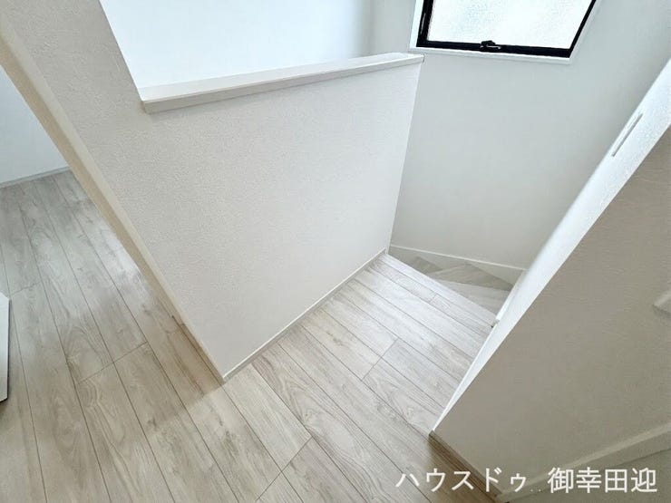 ■暮らしを繋ぐ、明るい動線■採光窓から光が差し込み、足元を優しく照らす。安全で快適な、家族の生活を支える縦の繋がりです。