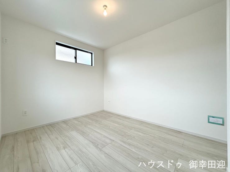 ■2階5.7帖洋室■寝室、書斎、趣味の部屋。家族の成長やライフスタイルに合わせ、様々な使い方ができる快適な空間です。