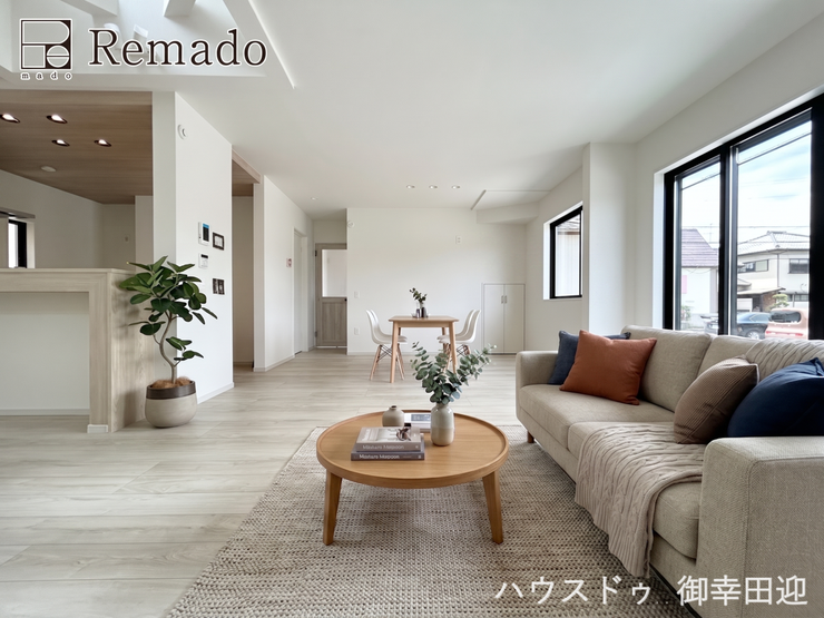 【リビング】
■家族の笑顔が集う中心地■お気に入りの家具を迎え、窓からは心地の良い光が差し込みます。※CGで家具を配置しています。
