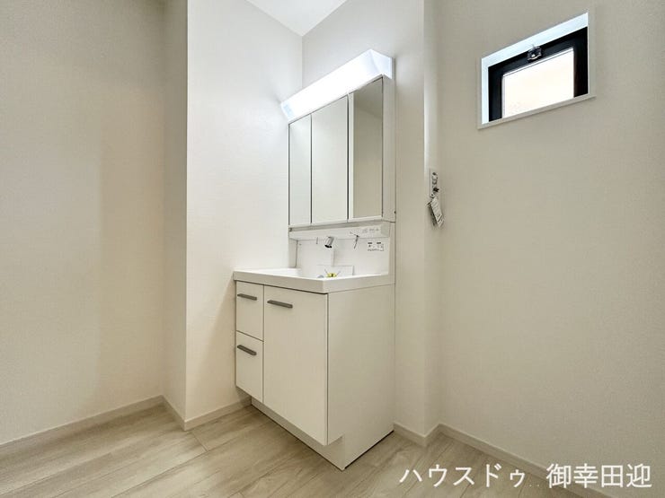 ■清々しいリフレッシュ空間■自分を磨き、気持ちを切り替える。心地よい光が差し込むプライベートスペース。