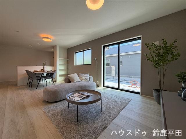大きな窓から明るい日差しが差し込み、開放感あふれるお部屋です。