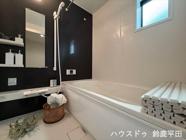 毎日の疲れをしっかり取れるゆったりとした浴槽です。上部には窓がついているので換気もできます。