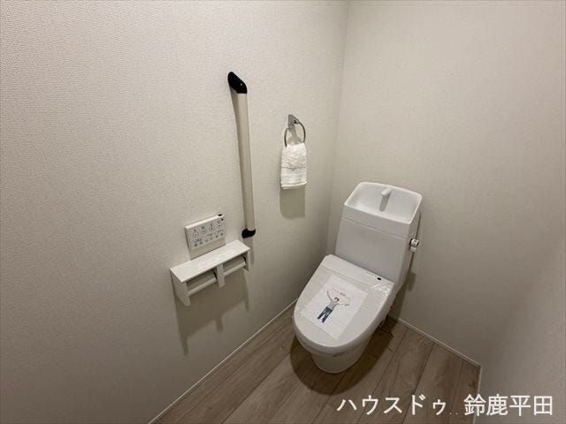 手すりがついた配慮に優しいトイレです。温水便座機能がついているので毎日快適に使用できます。
