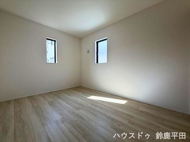 【北側約6帖洋室】来客用のお部屋や、テレワークルームなどにも使いやすく、ライフスタイルに合わせて幅広く活用できます。