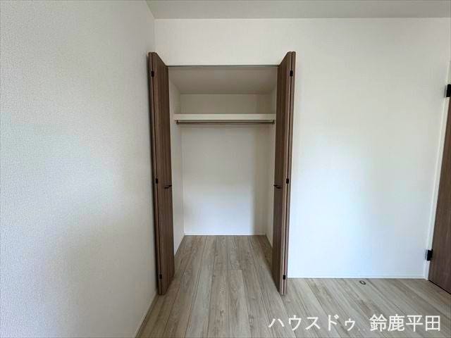 北側約6帖洋室に設置された収納スペースです。衣服や日用品などをすっきり整理できます。