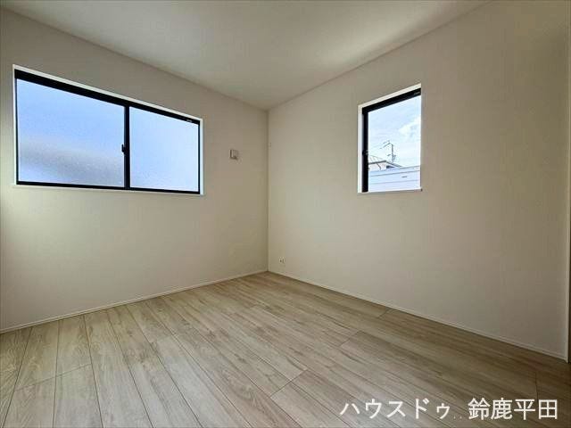 【西側約5.2帖洋室】2面採光で明るい日差しが差し込む過ごしやすいお部屋です。