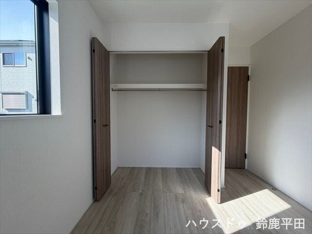 西側約5.2帖洋室に設置された収納スペースです。用途に合わせてさまざまなものをすっきり整理できます。
