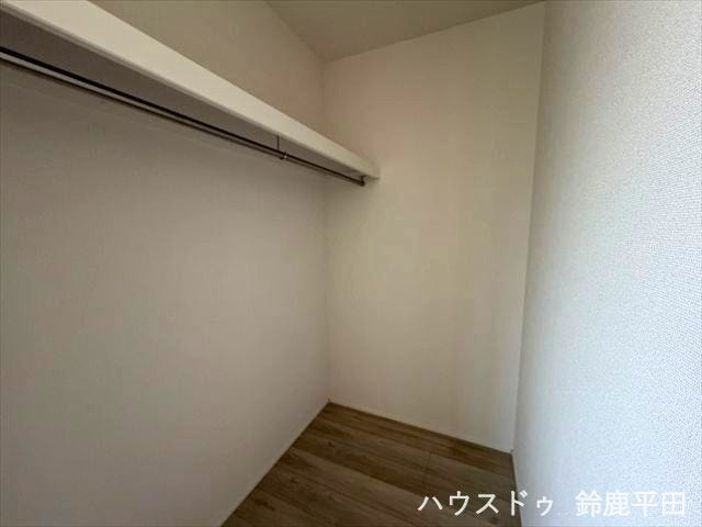 東側約10帖洋室に設置されたウォークインクローゼットです。衣服のほかにバッグや大型の荷物も収納できます。