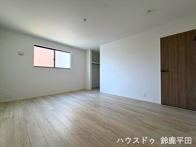 【東側約10帖洋室】ベッドや机などを配置しても余裕ある広さのお部屋で、主寝室としてはもちろん、書斎や趣味部屋としても活用できます。