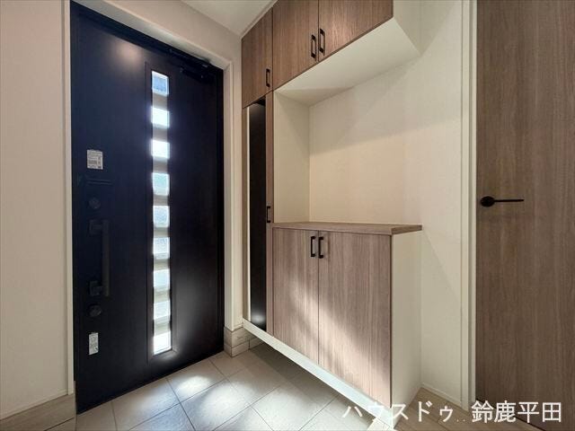 姿見付きのシューズボックスを備えた玄関です。収納力があり、玄関周りをすっきり見せることができます。お出かけ前に身だしなみをチェックできるのがいいですね。
