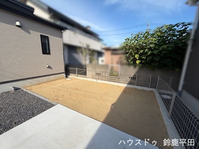 塀で囲まれたプライベート感のある庭スペースです。家庭菜園やガーデニングなど幅広く活用できます。