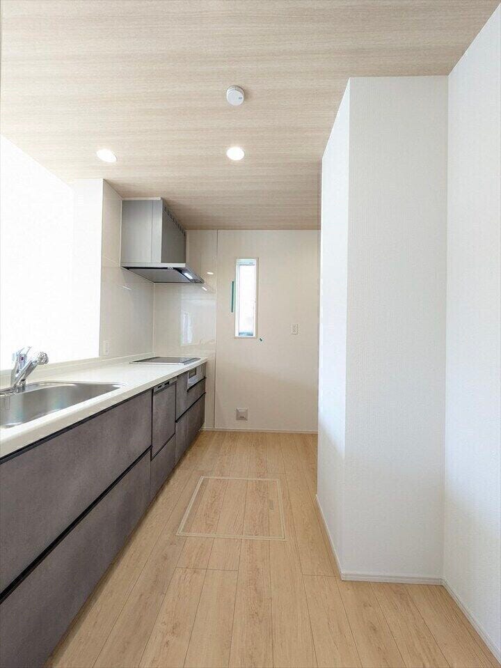 【同社施工例】対面キッチンのリビングで遊ぶお子様の様子も見えるので安心です♪