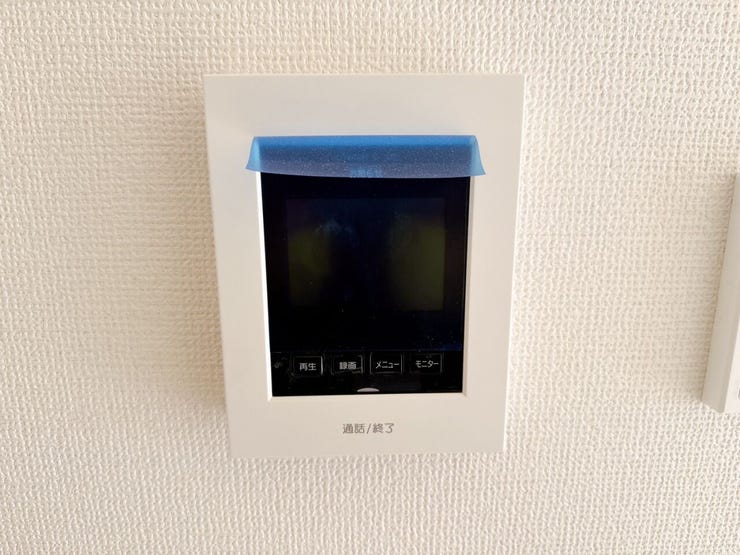 来客時に便利なTVモニター付きインターホン!お子様のお留守番にも安心です♪ 訪問者の顔や様子を室内からしっかり確認してから応対できるため、不審な勧誘や突然の来客にも落ち着いて対応できます。
