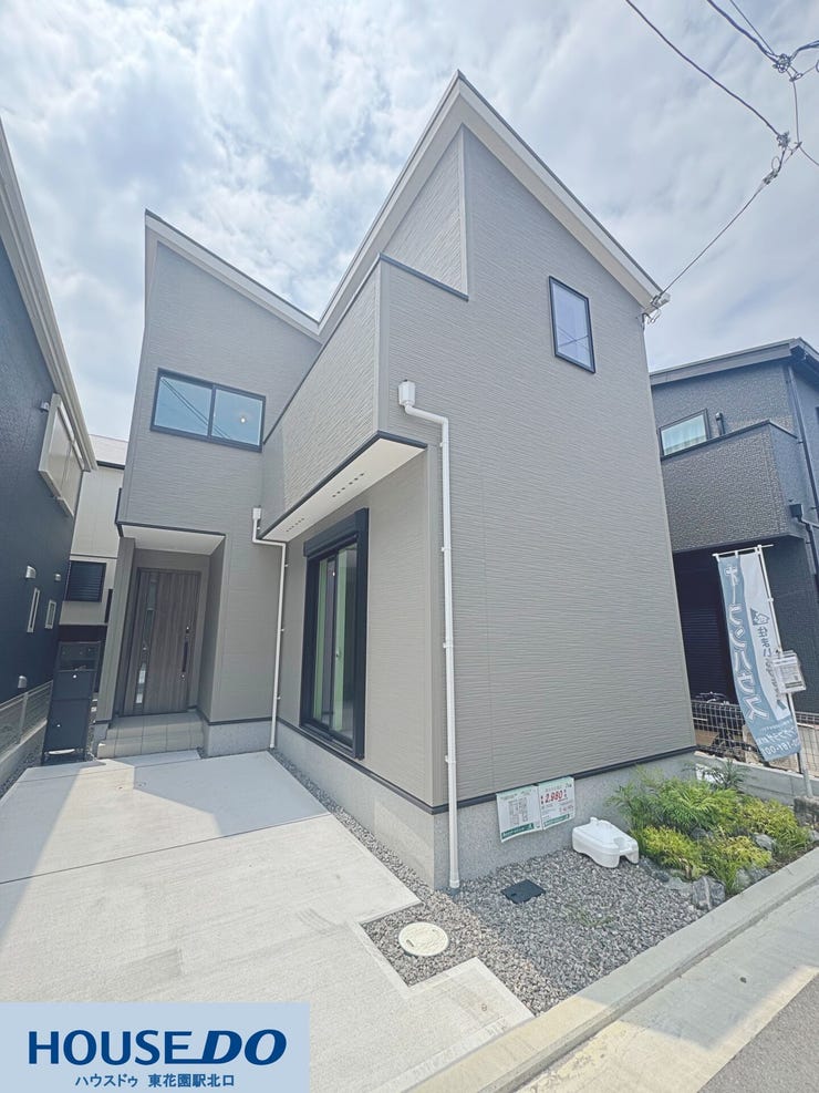 モダンなデザインと落ち着いた色合いの外観が特徴の一邸です!周辺は第一種住居地域の穏やかな住宅街となっており、落ち着いた住環境で日々の生活を快適にお送りいただけます♪