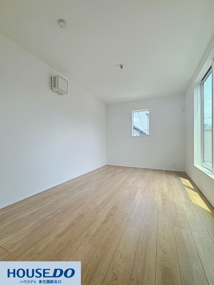 シンプルな内装でレイアウトがしやすい洋室です☆お部屋の角には換気に便利な小窓や換気設備も備わっており、快適にお過ごしいただけます♪