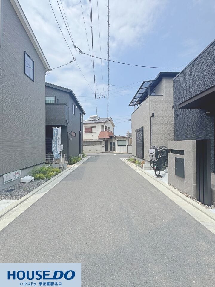 すっきりと整備された綺麗で落ち着いた雰囲気の前面道路です!車や歩行者のすれ違いもしやすく、小さなお子様がいるご家庭でも安心してお歩きいただけます♪