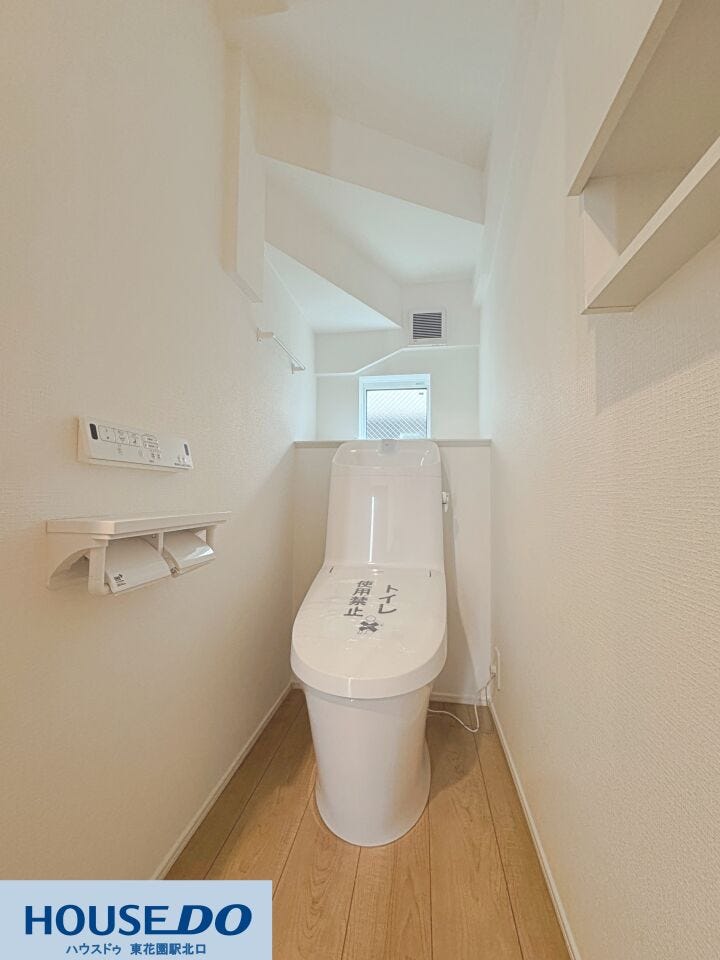 温水洗浄便座などの快適な設備が整った清潔感のあるトイレ空間です♪ペーパーホルダーなどの小物置き場もあり、使い勝手の良いレイアウトになっています☆