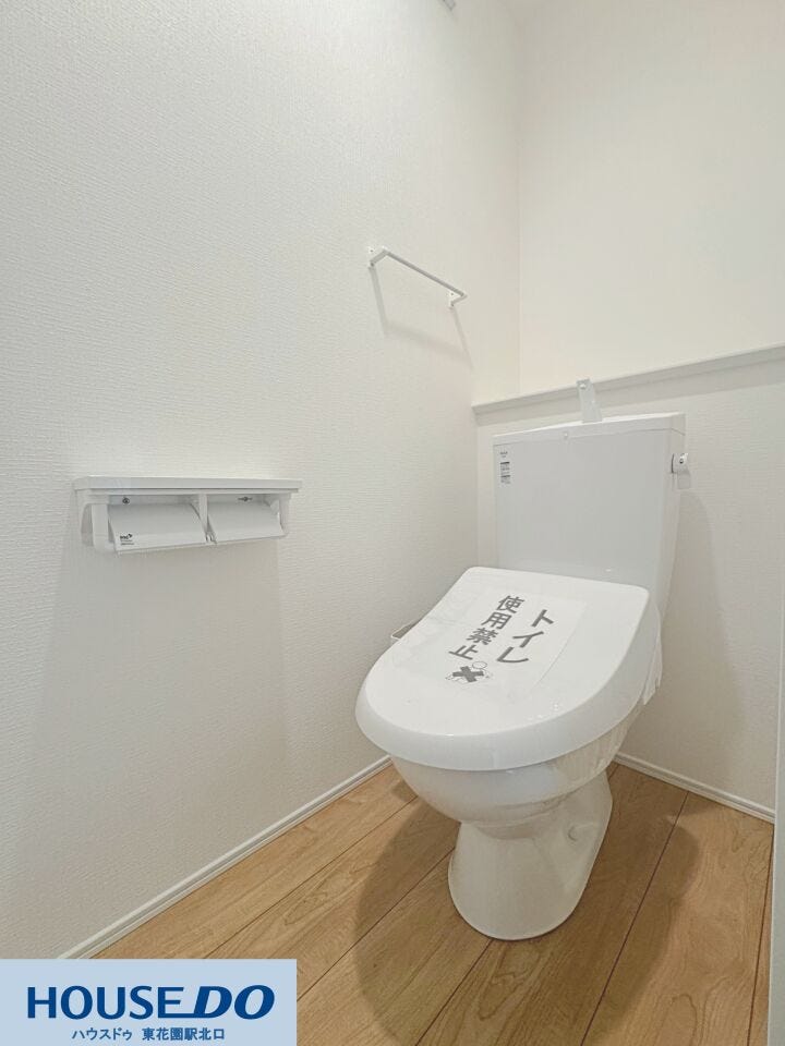シンプルで落ち着いた色合いの内装で統一されたトイレです!窓から自然光が入り、換気もしやすく心地よい空間が保てますよ♪