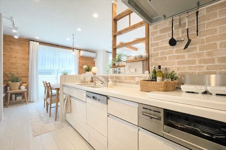 キッチンとリビングダイニングの距離が近いので料理しながら家族との会話も弾みそう♪
ゆとりのワークトップで配膳用のお皿を並べながらの調理もできそうですね。