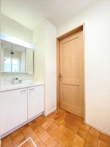 洗面台の鏡裏は収納スペースになっています。
隠す収納でスッキリ周辺を片付けることが出来ます。
小さめのドライヤーならすっぽり収まります。