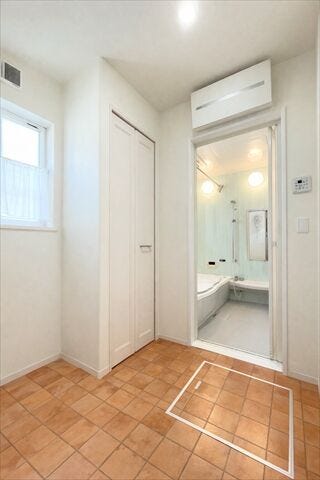 室内洗濯機置き場があるので、
汚れた洋服を洗面台で一度洗ったら
そのまま洗濯機に入れることが出来ます。