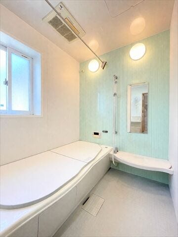 清潔感のあるバスルーム。
シンプルで使いやすい空間です。
追い焚き機能付き!生活時間の違う家族には便利です◎