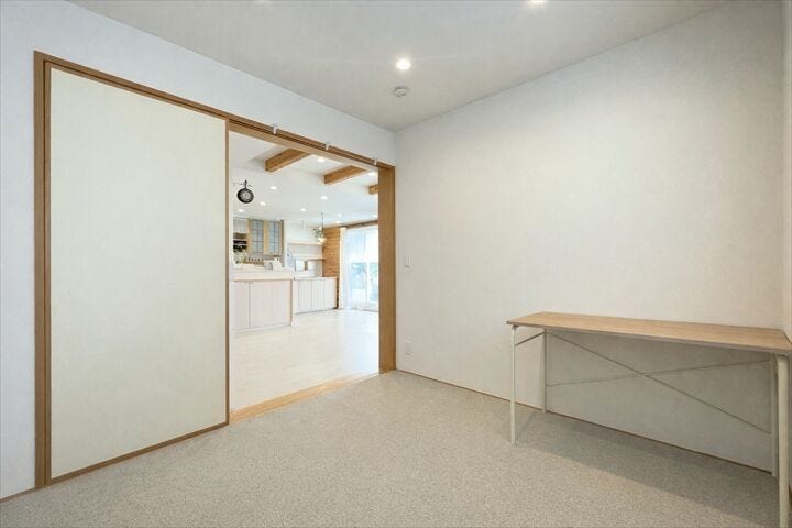 【4.5帖和室】
リビングとつながる畳敷きのお部屋は、
お客さまが遊びに来た時にも使えますし、
ちょっと疲れた時にお昼寝できるのもうれしいですね。