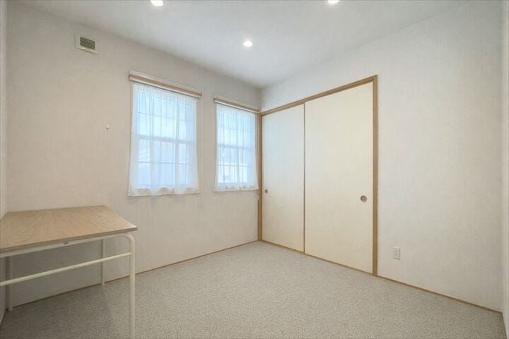 【4.5帖和室】
柔らかであたたかな感触の畳は
ほどよく湿気を吸ってくれるので、直接肌に触れても快適です。
お昼寝の場所にも最適です。