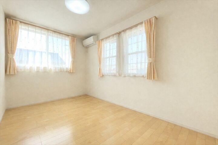 【西側6.1帖洋室】
2面採光で明るい洋室。
寝室や子ども部屋として使いやすい一室です。