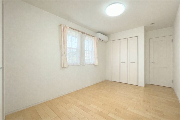 【西側6.1帖洋室】
壁の色、照明や家具をこだわれば
ゆとりのある快適な自由空間づくりができます。