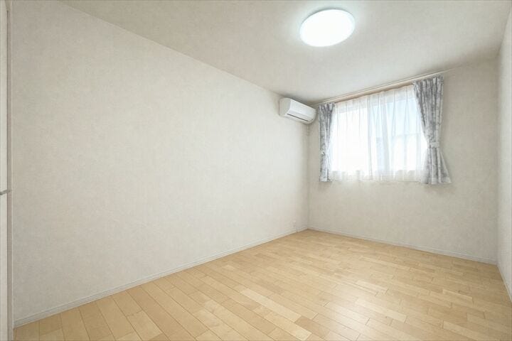 【6.1帖洋室】
やさしい光に包まれる洋室。
心地よい毎日を過ごせる空間です。