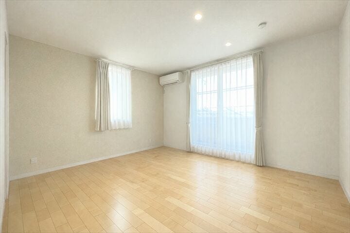 【8.4帖洋室】
光がしっかり入る2面採光の洋室。
快適に過ごせるプライベート空間です。