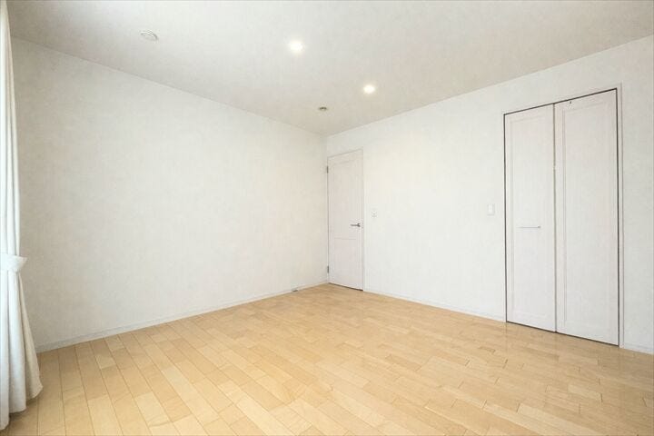 【8.4帖洋室】
白を基調としたお部屋には、どんなインテリアも合わせやすく、
開放感や清潔感ある空間にしてくれます。