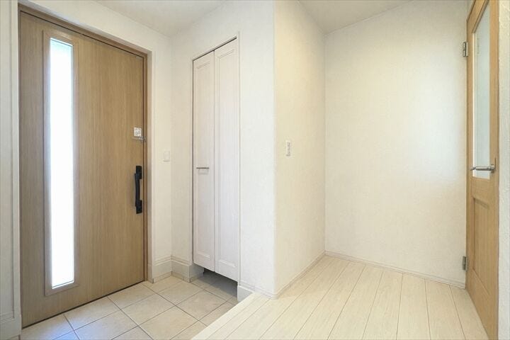 明るく清潔感のある玄関。
収納もしっかり確保されていて使いやすい空間です。