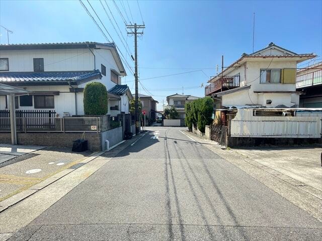 幅員約6.5mの前面道路です。道路幅が広いので、向かいの住宅とも距離があるため日当たりも確保しやすいです。