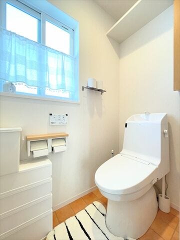 シンプルで落ち着いた雰囲気のトイレ。
明るく、毎日の暮らしを快適にサポートする清潔な空間です。