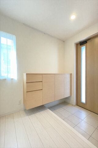 たっぷり収納できるシューズボックス完備。
いつでもスッキリ片付く玄関スペースです。