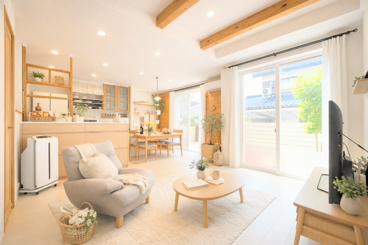 明るい陽射しが射し込むLDK
※画像はイメージです。
実際の写真に家具や調度品をCG合成したものです。
(家具等は販売に含まれておりません)