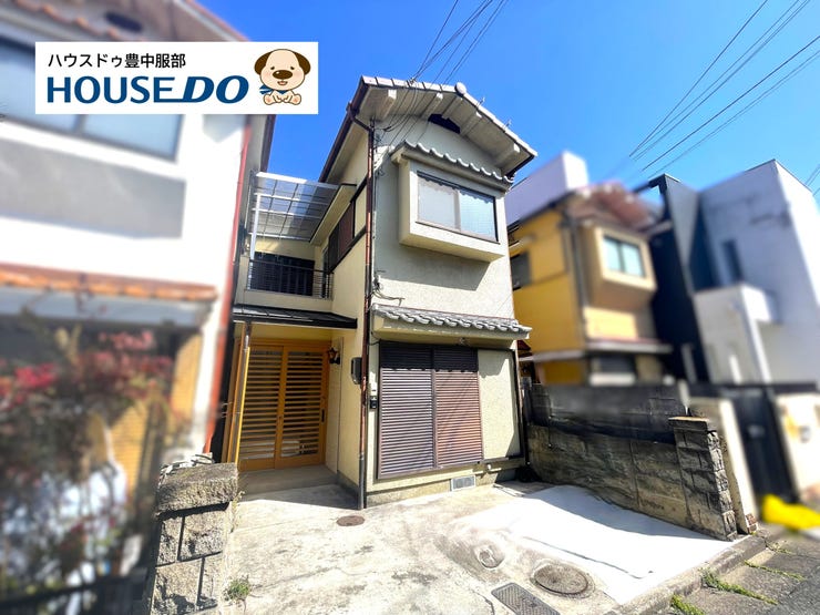 【外観】
箕面の閑静な住宅地に立地するお住まい。周囲には田園風景が残り、自然豊かで穏やかな環境です。平坦地で自転車や徒歩での移動も楽々♪玄関前にお車も1台駐車可能です。