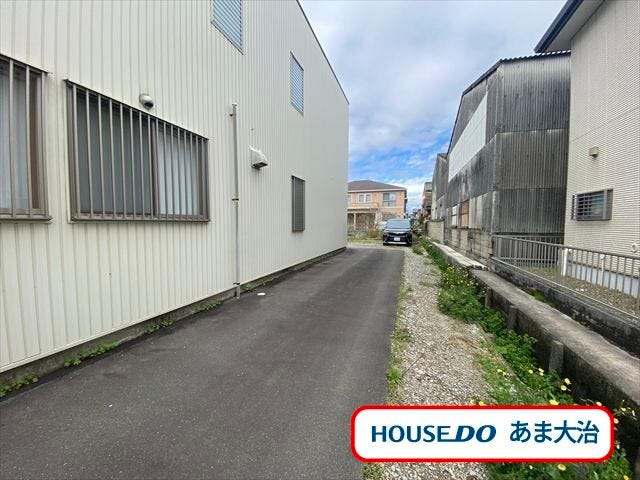 建築条件がないのでお好きなハウスメーカーでの建築が可能です。延長敷地でプライバシーも保てますね。