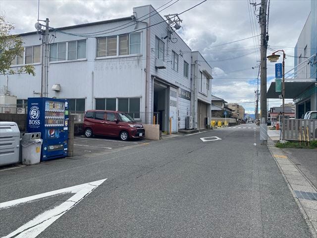 引越し業者のトラックも問題なく停めて置くことが出来る道幅です。